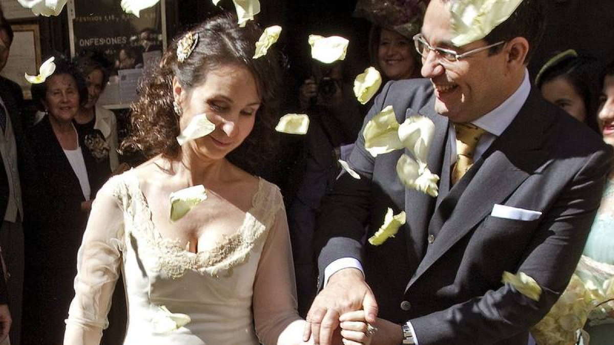 La jueza Mercedes Alaya y su marido Jorge Castro, a su salida de la iglesia de San Alberto de Sevilla donde renovaron sus votos matrimoniales treinta años después de contraer matrimonio.