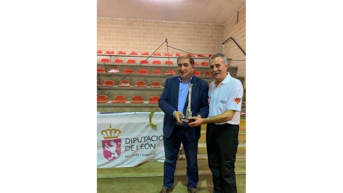 Fernando Alonso recoge el trofeo de manos de José Pellitero.