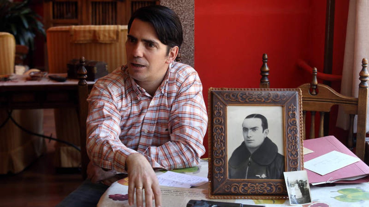 Javier Alonso de Quintanilla Peña, con el retrato de su abuelo, la pistola que empleó en vida y diversos documentos.