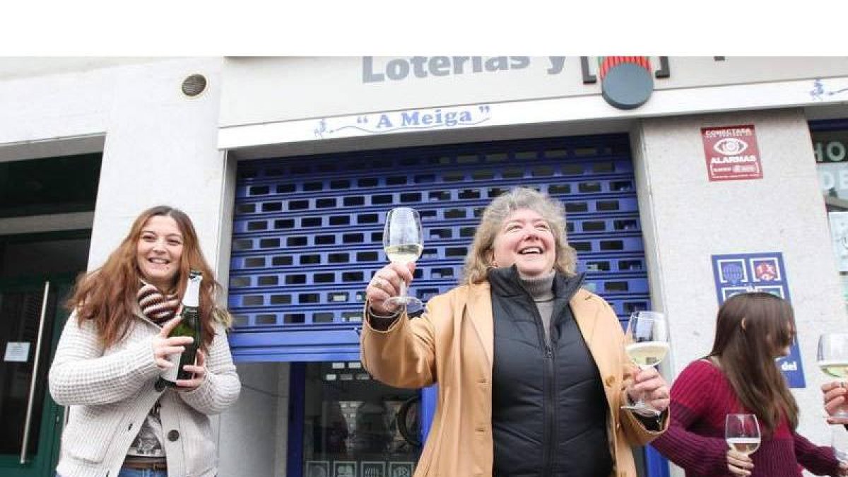 Las empleadas de la administración número siete, celebraron el domingo el primer premio.