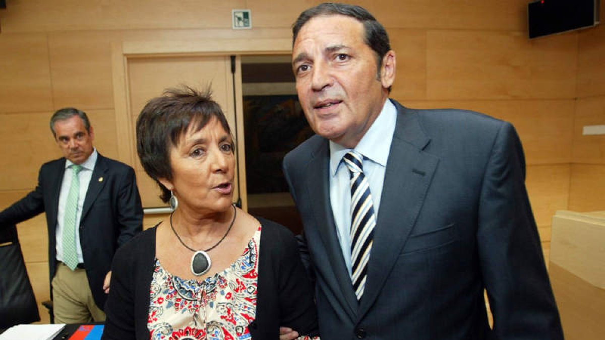 El consejero de Sanidad, Antonio Sáez, junto a la portavoz socialista, Mercedes Martín.