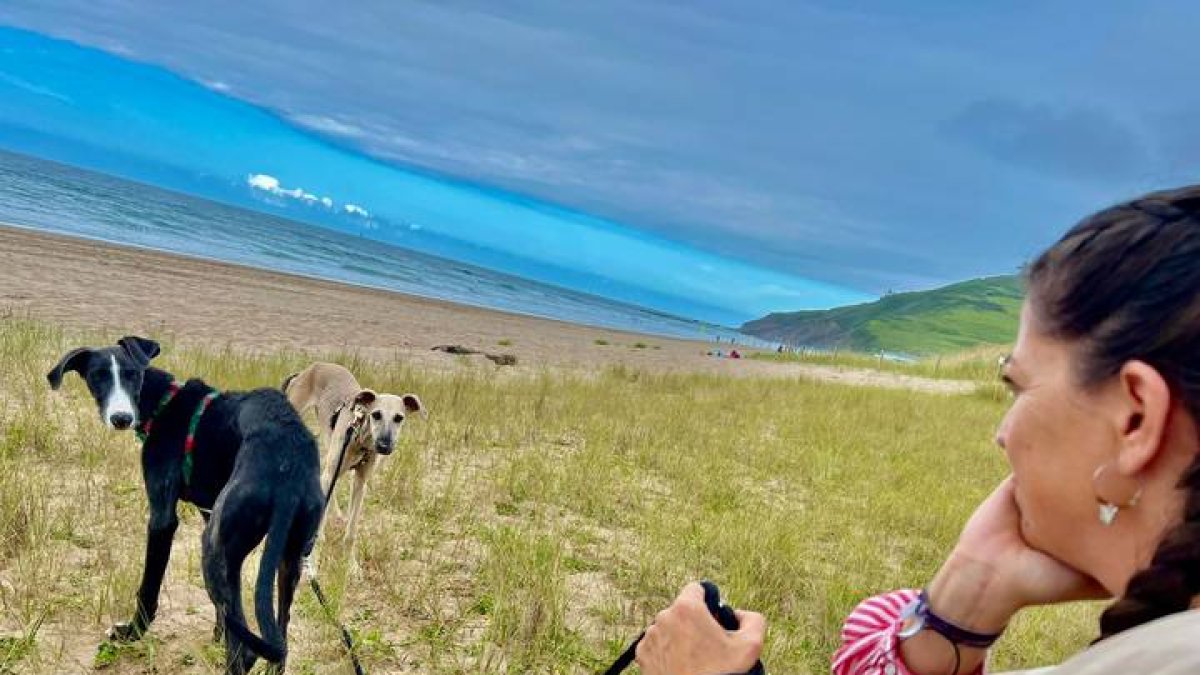 Bosco y Lili en una playa para ir con perros en Asturias. ÁGRATA ANDRÉS VERGARA