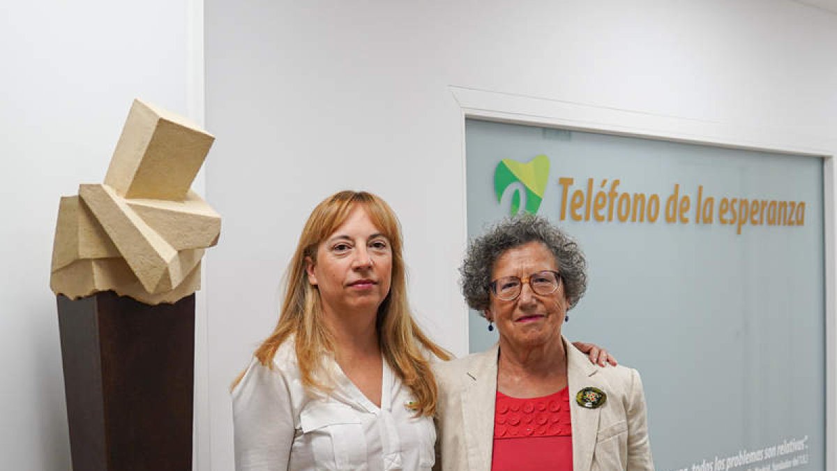 Ana Agúndez y Pidad Pacho, presidenta y coordinadora de grupo del Teléfono de la Esperanza de León y también veteranas voluntarias. MIGUEL F. B.