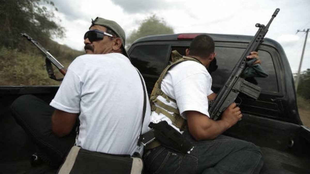 Fuerzas de autodefensa se enfrentan a los narcos en Michoacán