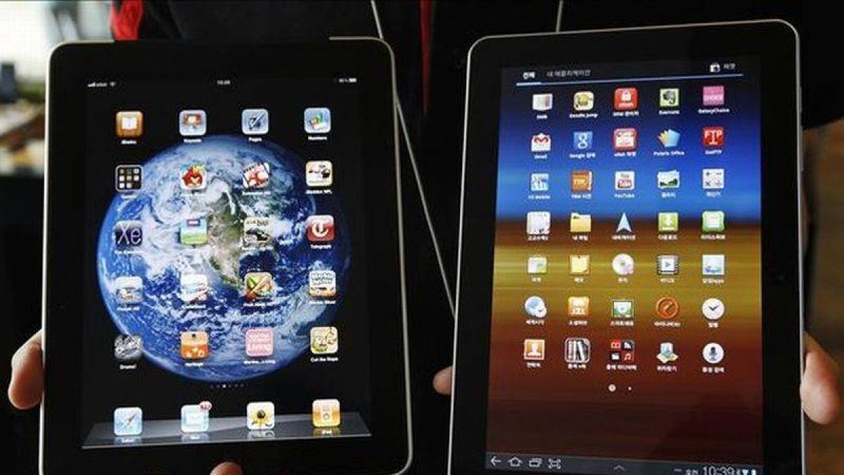 El iPad de Apple, a la derecha, y el Galaxy de Samsung, a la izquierda.