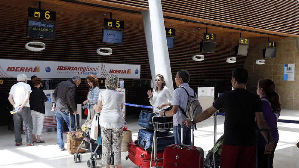 Pasajeros aguardan en la cola para facturar en un vuelo con destino a Palma. MARCIANO PÉREZ
