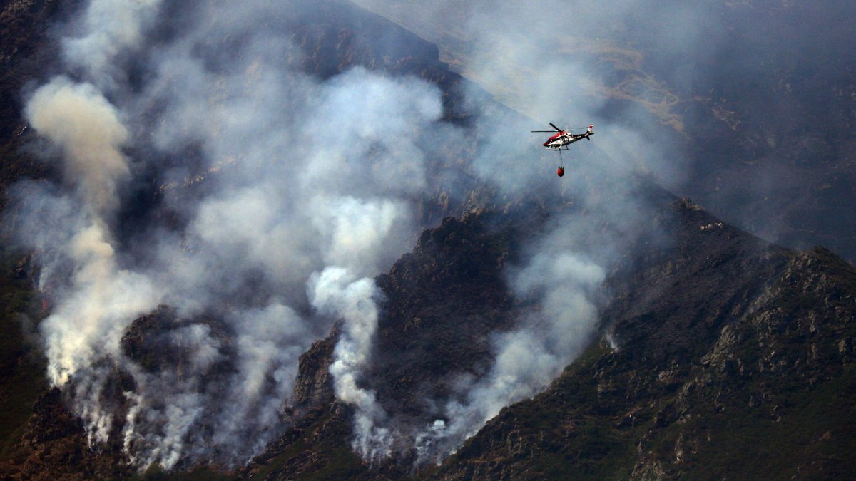 Un helicóptero participa en las labores de extinción del incendio de Montes, en julio. ANA F. BARREDO