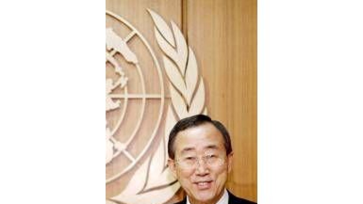 Ban Ki-Moon posa ante el anagrama de la ONU