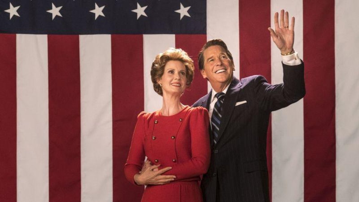 Cynthia Nixon, en el papel de Nancy Reagan, y Tim Matheson, en 'Matar a Reagan'.