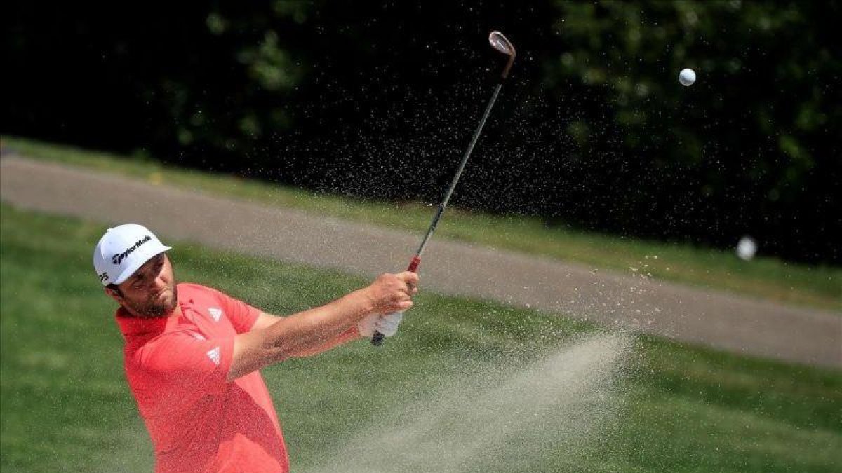 Jon Rahm juega desde el bunker la pasada semana en el torneo de Valspar, en Florida