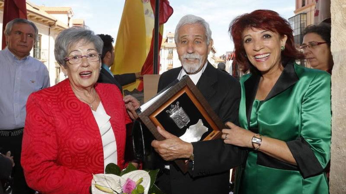 Martínez, con su mujer, Gema Quintana (izquierda), y la alcaldesa, en el pregón de santa Marta.
