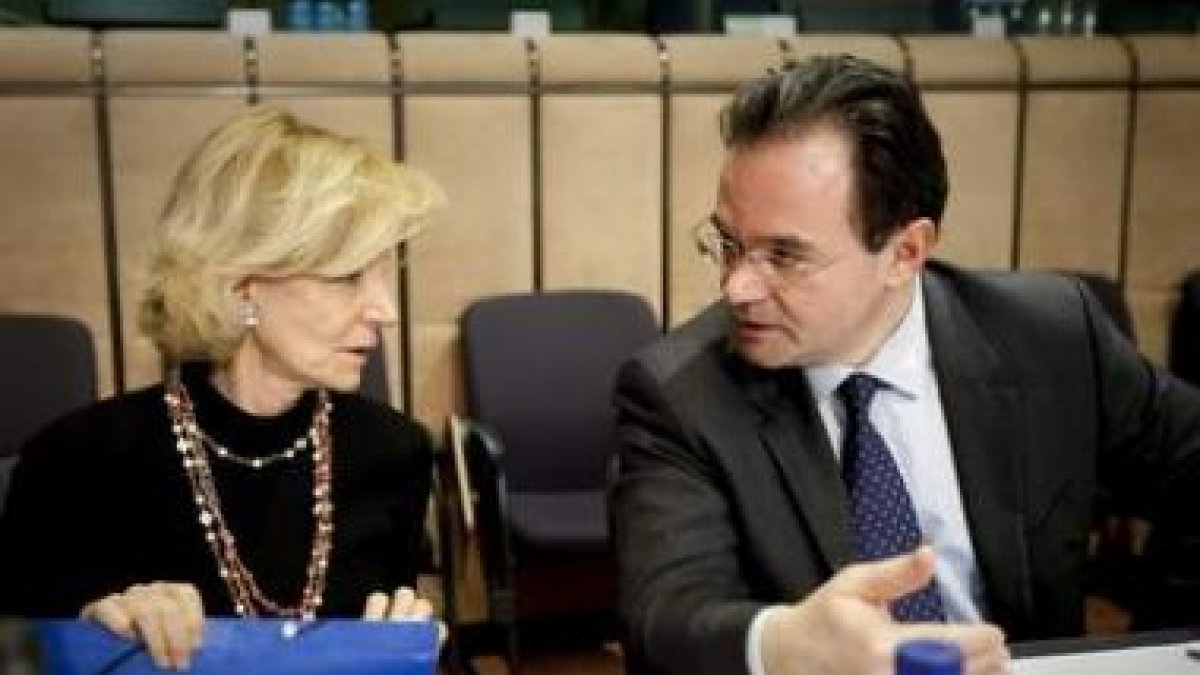 La ministra de Economía, Elena Salgado, con su homólogo griego, Papakonstantinou.