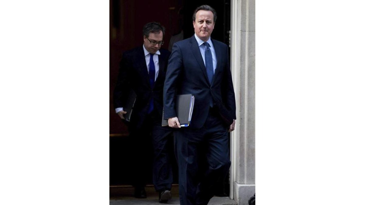Cameron en su camino hacia la Cámara de los Comunes. A. COWIE