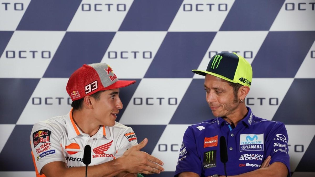 Marc Márquez le ofrece la mano a Valentino Rossi, en la conferencia de prensa de hoy, en Misano-Adriático, y Vale se la niega