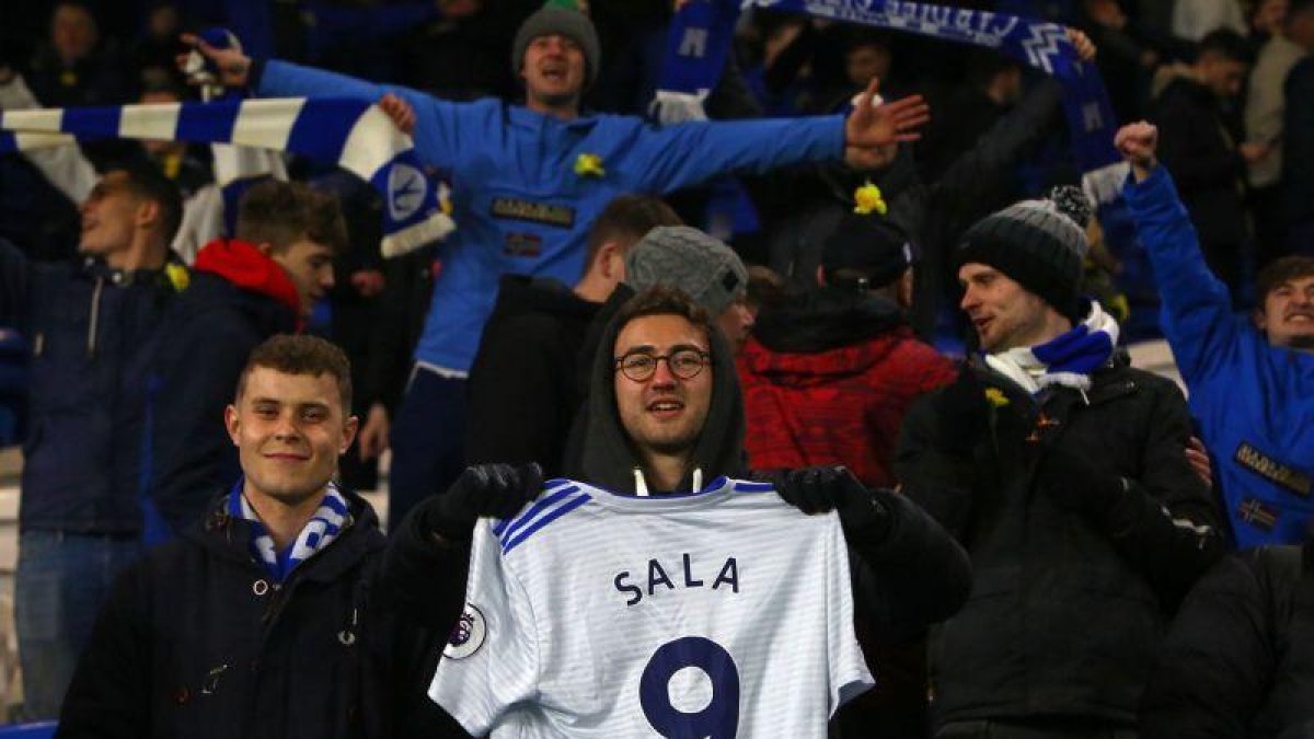 Aficionados del Cardiff con la camiseta de Sala, que nunca ha llegado a vestir.
