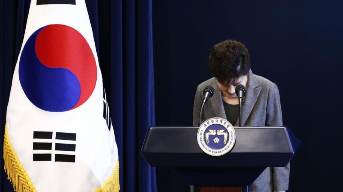 La presidenta de Corea del Sur, Park Geun-hye, hace una reverencia mientras tras anunciar su disposición a dimitir.