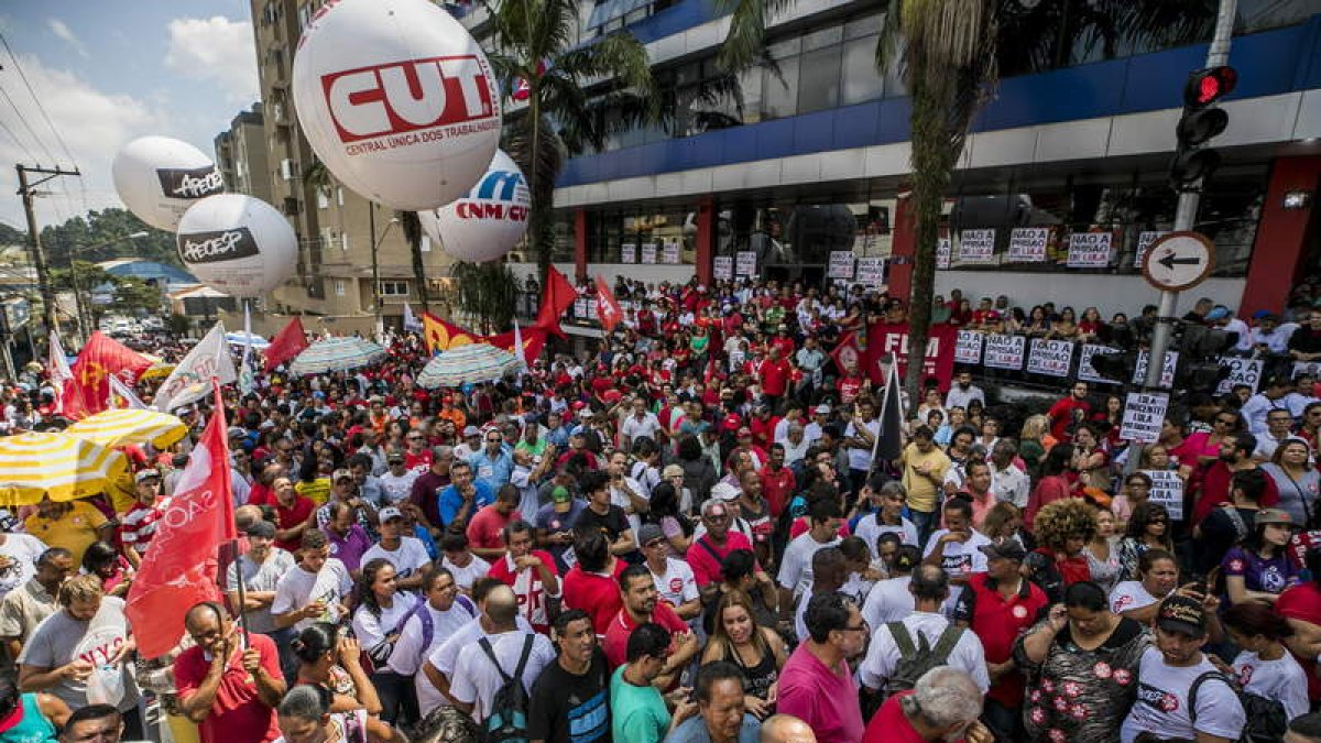 Los simpatizantes de Lula junto al sindicato en el que está. M. CHELLO