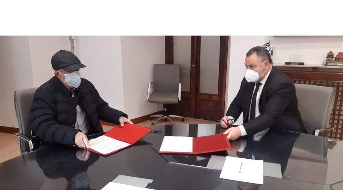 El acuerdo se firmó ayer entre Emilio Gutiérrez y Eduardo Morán. DL