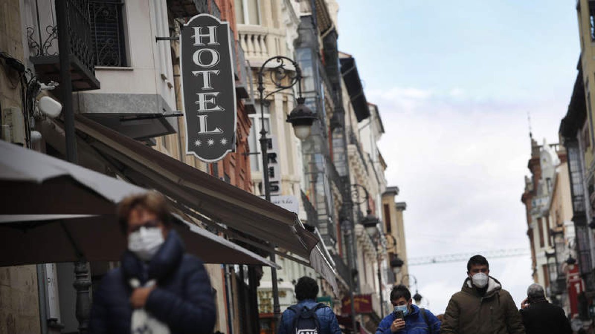 La pandemia está dejando bajo mínimos las reservas hoteleras en León. JESÚS F. SALVADORES