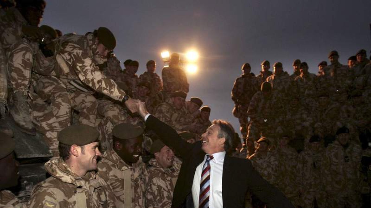 Blair saluda a los soldados destinados en Irak en el 2009.