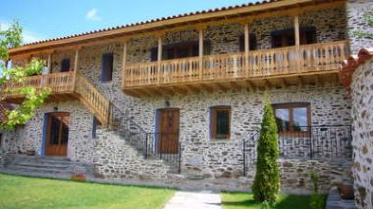 La belleza de la piedra y la madera para una construcción  típica de Omaña converrtida en casa rural