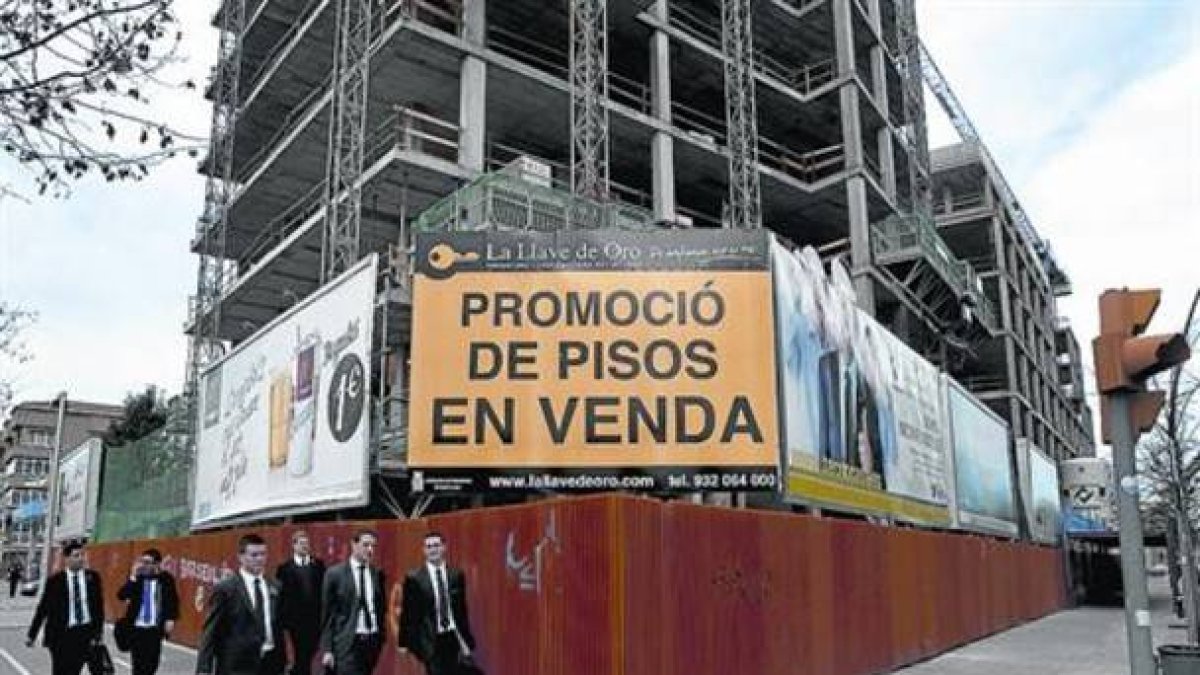 Promoción de viviendas en la calle Bac de Roda de Barcelona, el pasado enero.