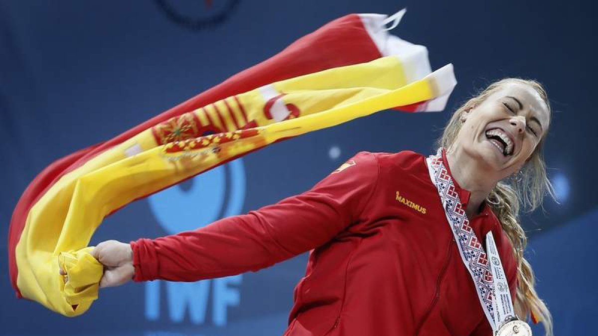 Lidia Valentín celebra con la bandera de España y las medallas de oro colgadas en su cuello su éxito en el Europeo, el de una campeona que no se cansa de ganar. GHEMENT