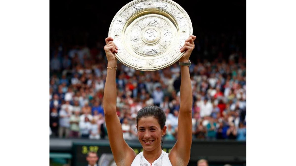 La tenista española Garbiñe Muguruza celebra sobre la pista su histórica victoria en Wimbledon tras ganar a Venus Williams. BOTHMA