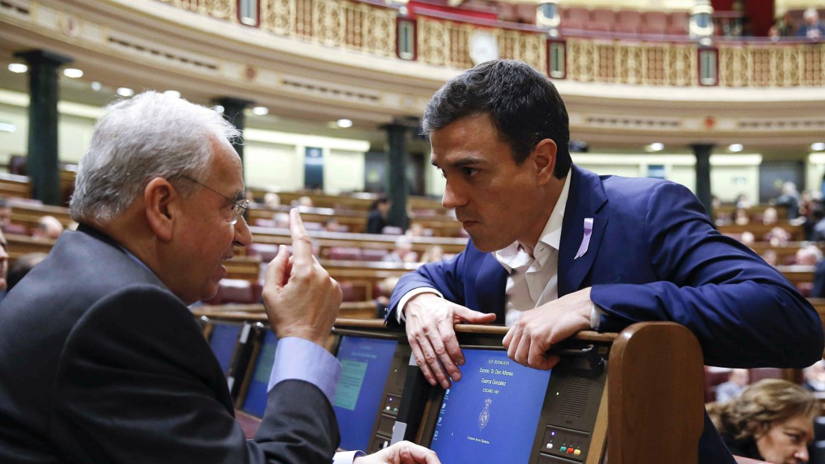 Alfonso Guerra conversa con Pedro Sánchez en una imagen de archivo. KIKE HUESCA / EFE