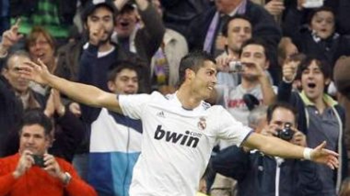 Cristiano Ronaldo celebra el segundo gol que marcó al Racing de Santander.