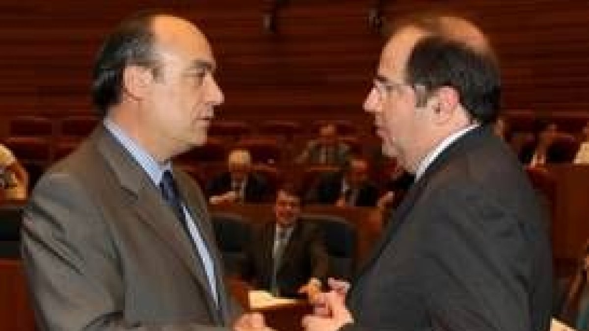 Herrera conversa con el nuevo portavoz del PSOE, Francisco Ramos