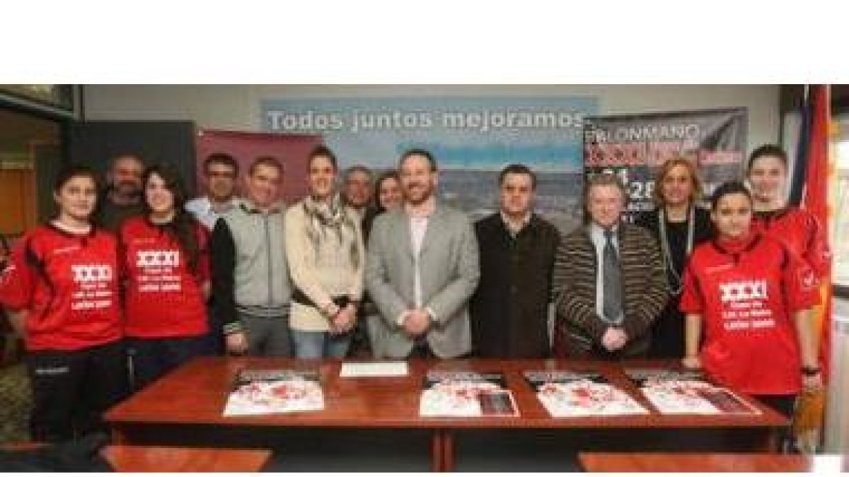 Jugadoras y presidente del Cleba junto a representantes municipales de Villaquilambre.