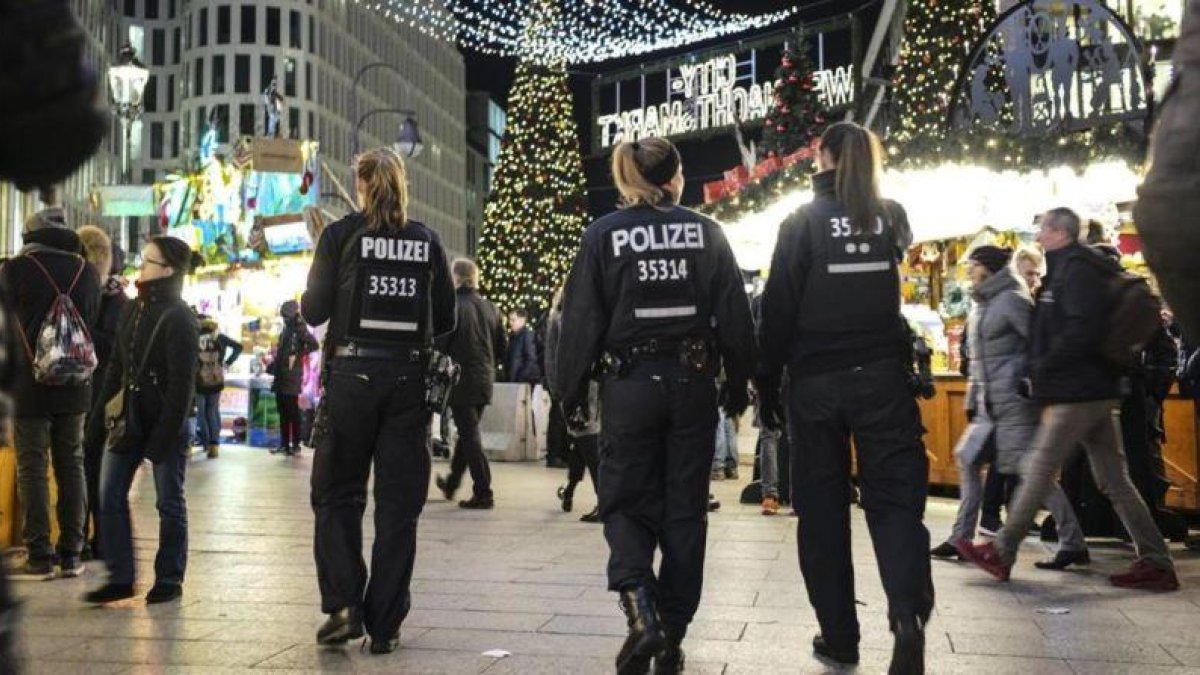 La policía patrulla en el mercadillo navideño Breitscheidplatz en Berlín, un año después del atentado.