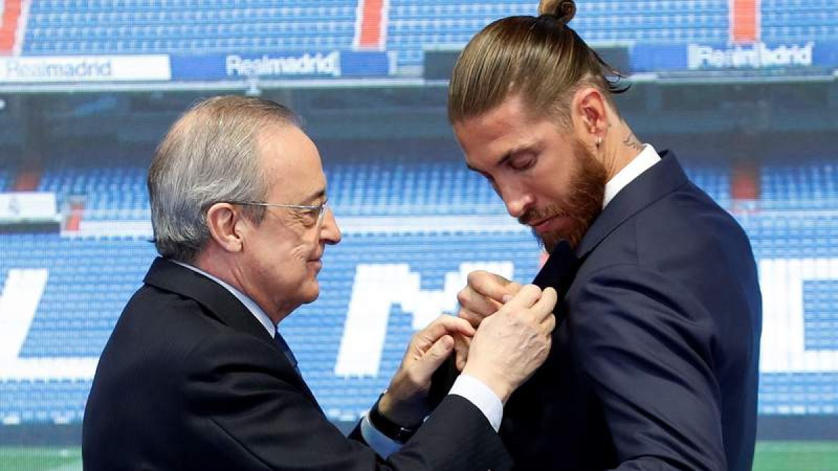 Florentino Pérez y Sergio Ramos, durante el acto de homenaje y despedida del futbolista. REAL MADRID