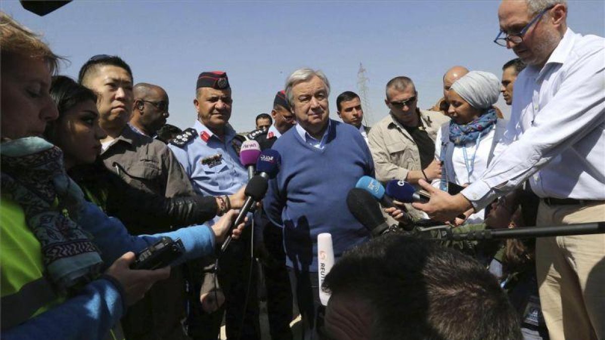 El secretario general de la ONU, António Gutterres (c) durante una visita a un campo de refugiados sirios de Zaatari en Jordania, este martes.