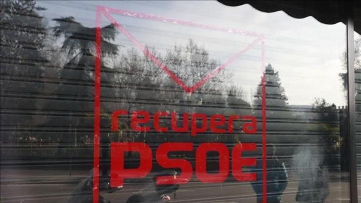 Logotipo de la plataforma crítica 'Recupera PSOE' en la fachada de su sede en la calle de Ferraz de Madrid.