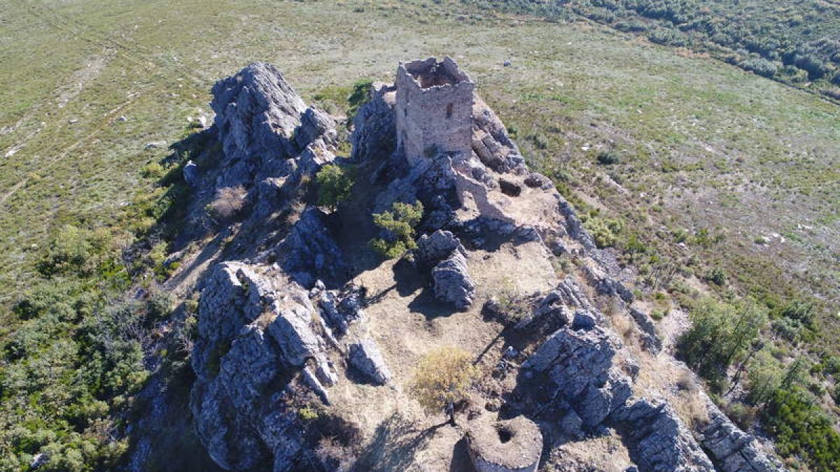 El castillo Casa de la Peña. La foto aérea, tomada con un dron, permite localizar la torre del homenaje, el aljibe redondeado y los lienzos de la muralla que aún se conservan. GEOBIT SL/ HERMINIO DIOS