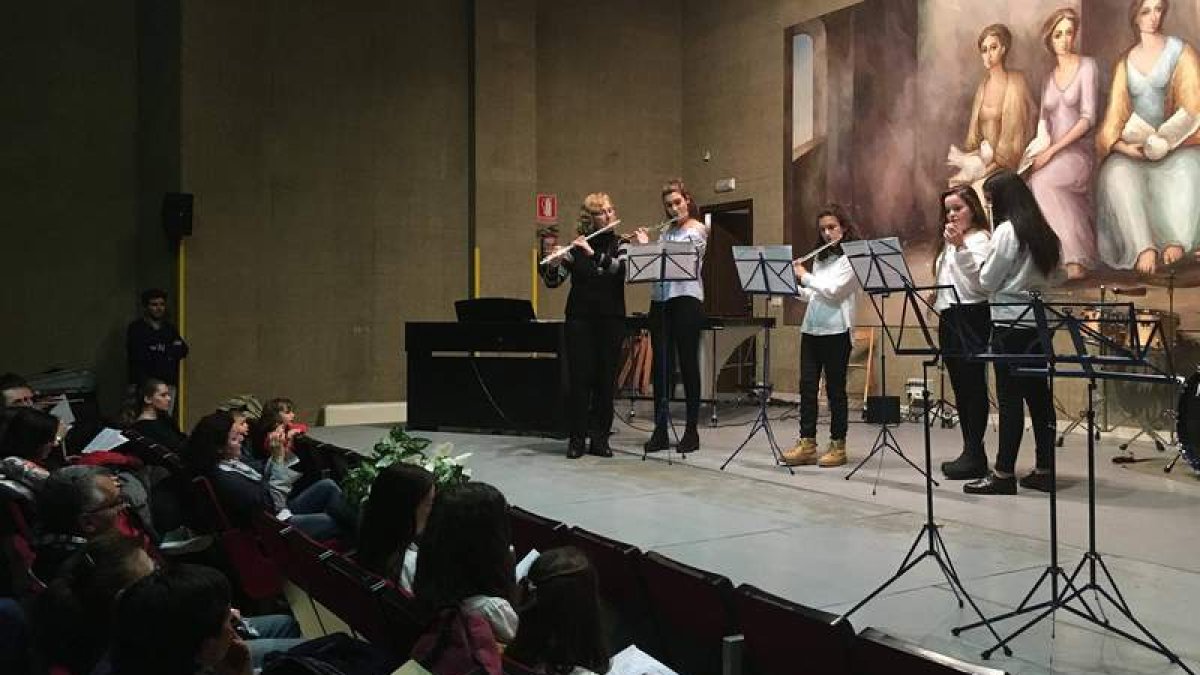 Los alumnos de la Escuela de Música ofrecieron el tradicional concierto de Navidad en Pinilla. DL