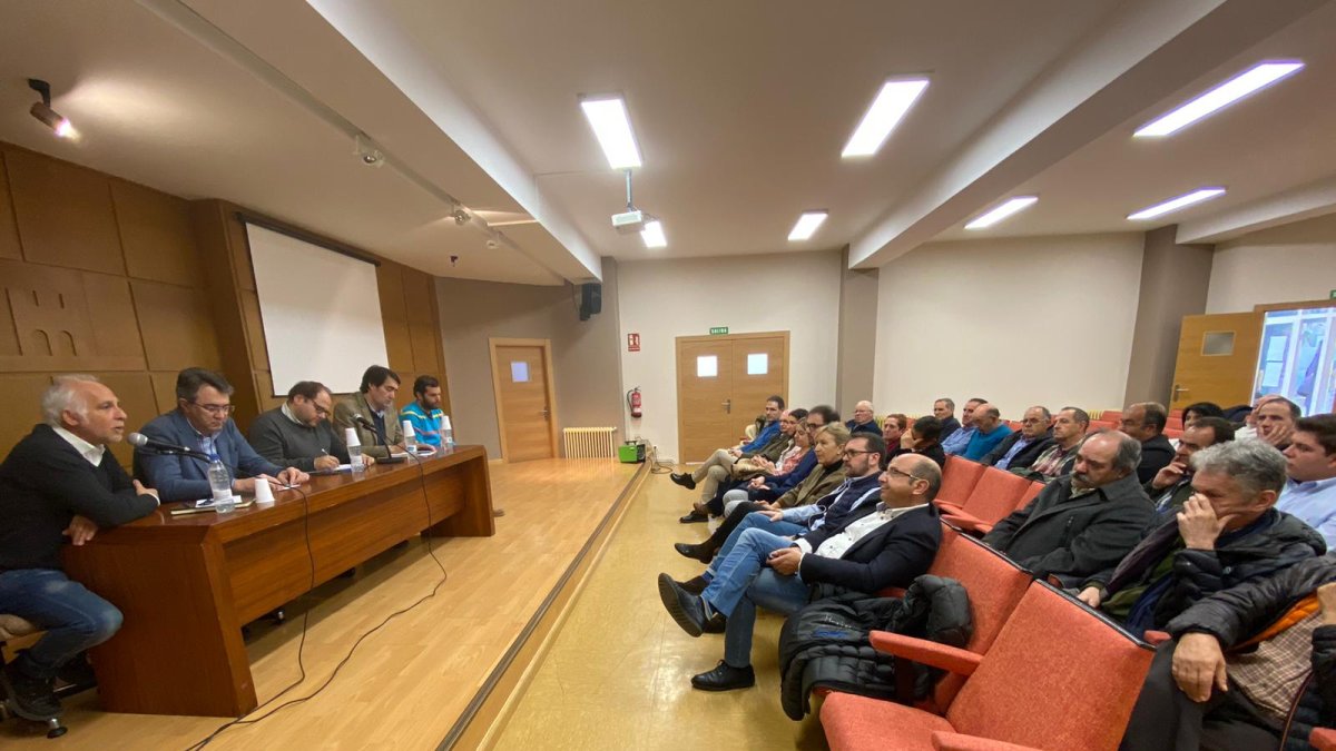 Imagen de la reunión de los representantes del PP en La Bañeza. DL