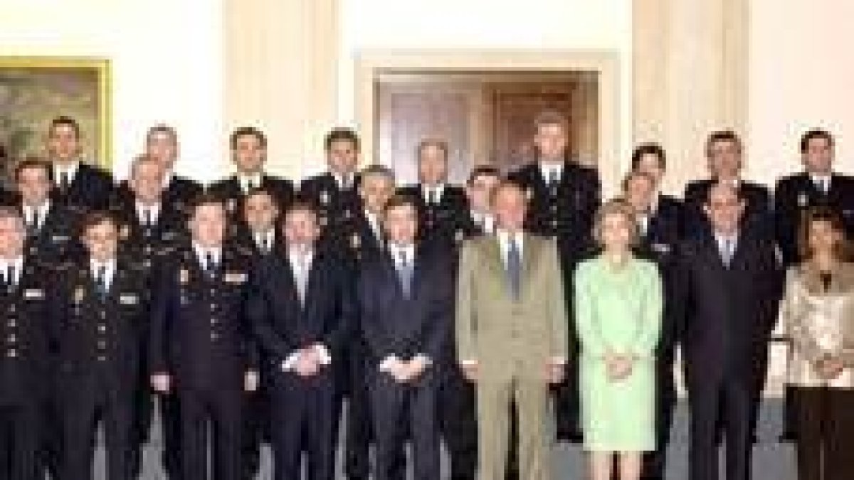 Los Reyes de España posan junto a los miembros de la Comisión de las Fuerzas de Seguridad del Estado