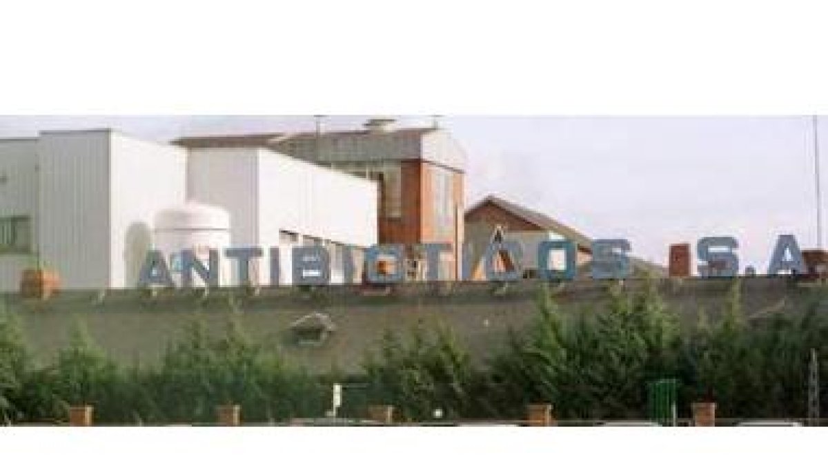Exterior de la fábrica de Antibióticos, donde los italianos apenas han invertido en el mantenimiento