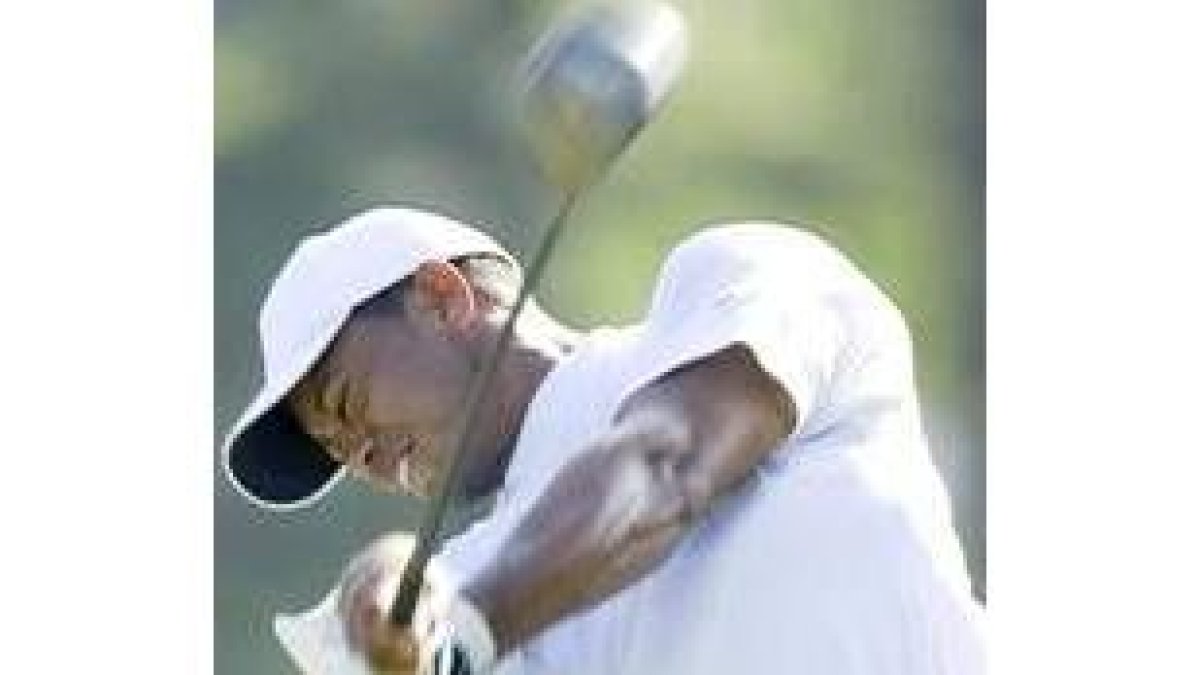 El estadounidense Tiger Woods ayer, ultimaba su preparación