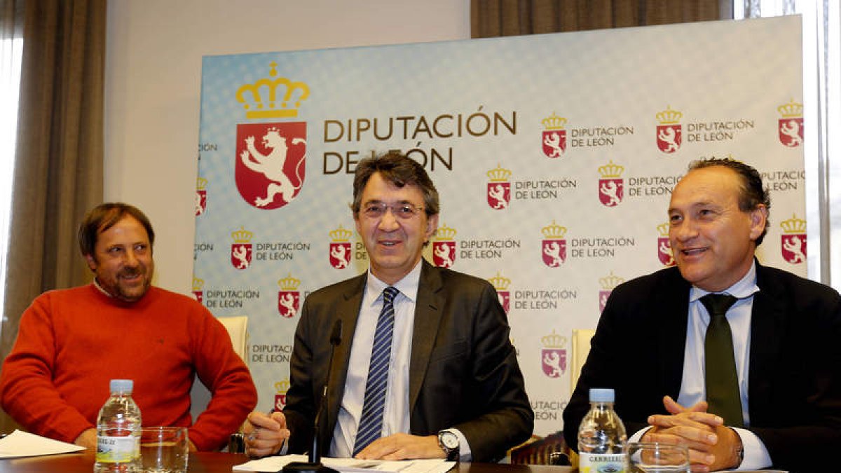 Lupicinio Rodrigo, Juan Martínez Majo y Alfonso Arias, ayer, en la rueda de prensa. MARCIANO