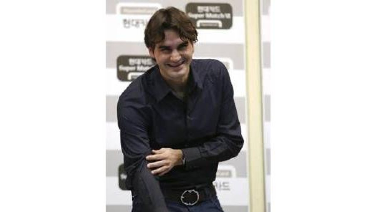 Roger Federer ayer, en Seúl, donde jugará contra Pete Sampras