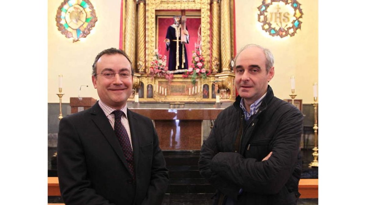 Fernando Salguero y José Manuel de Luis, ayer, en la capilla de Santa Nonia.