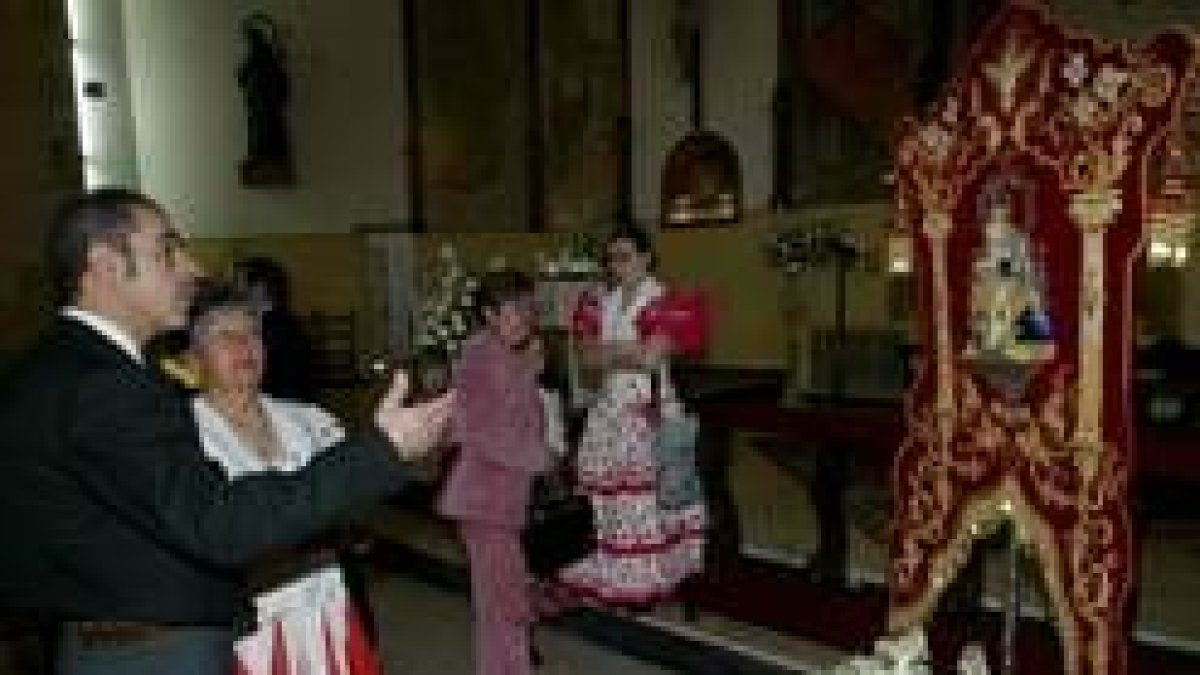 La iglesia de Santiago Apóstol acogió la bendición del estandarte