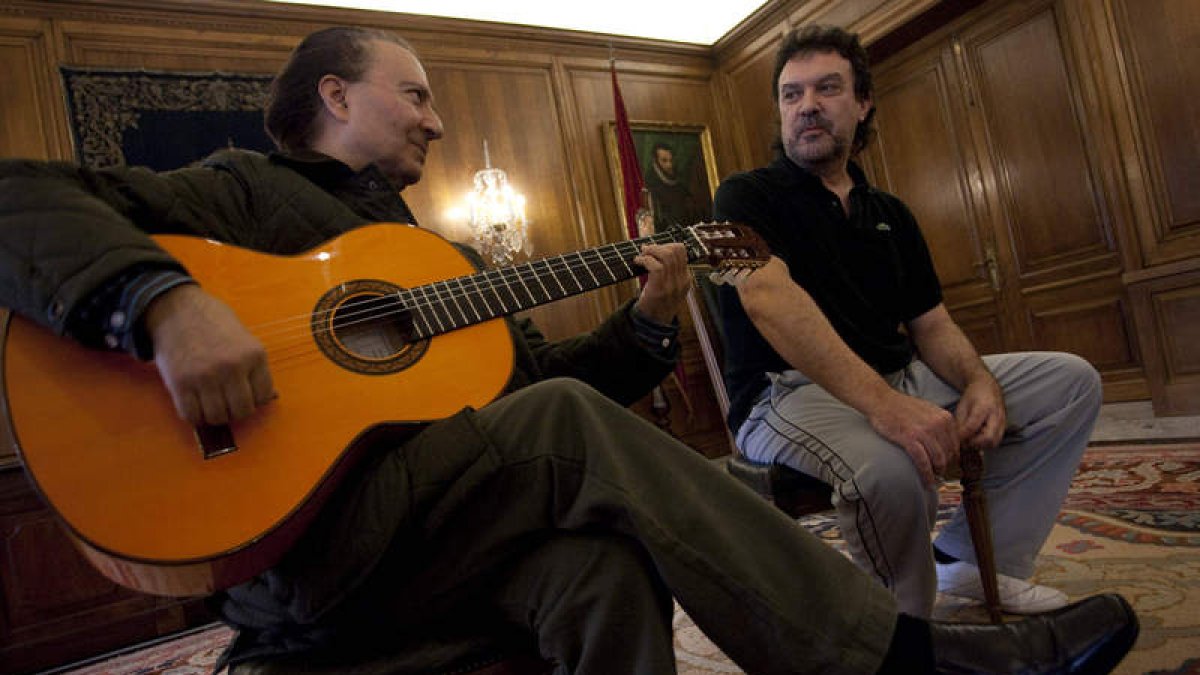 Pepín Salazar, junto al gran percusionista Tino di Geraldo, en la presentación de su nuevo disco ‘De Norte a Sur’.