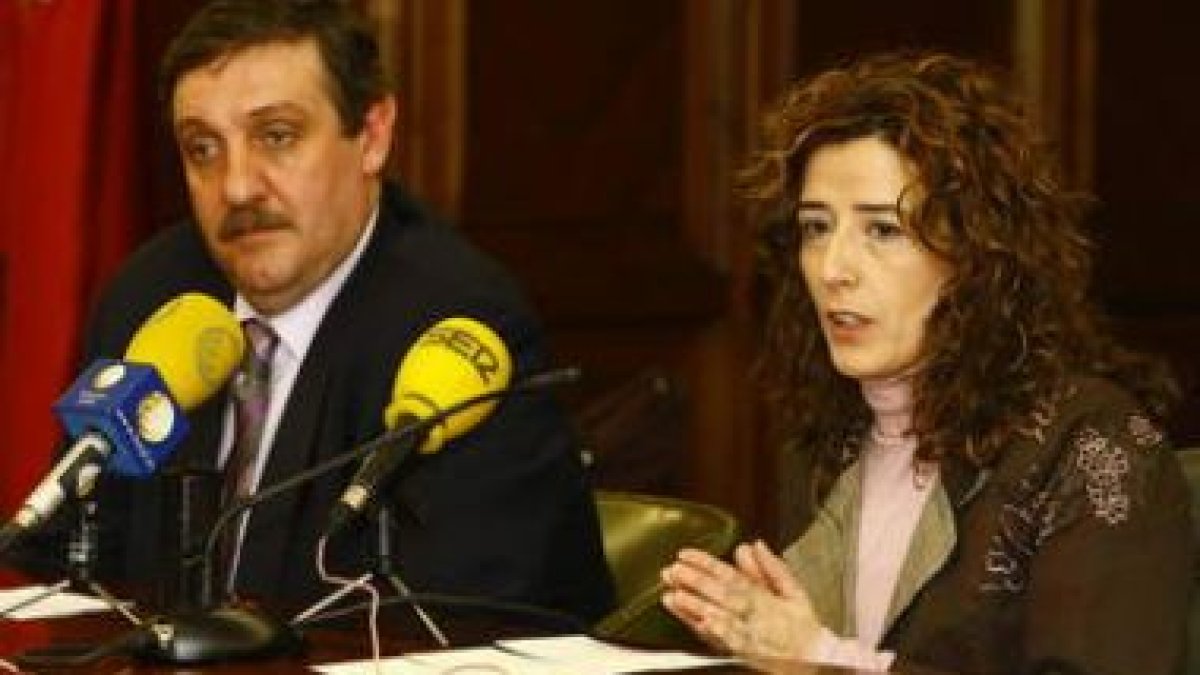 Juan Arias, a la izquierda, escucha a Natalia Picallo durante la rueda de prensa conjunta ofrecida a