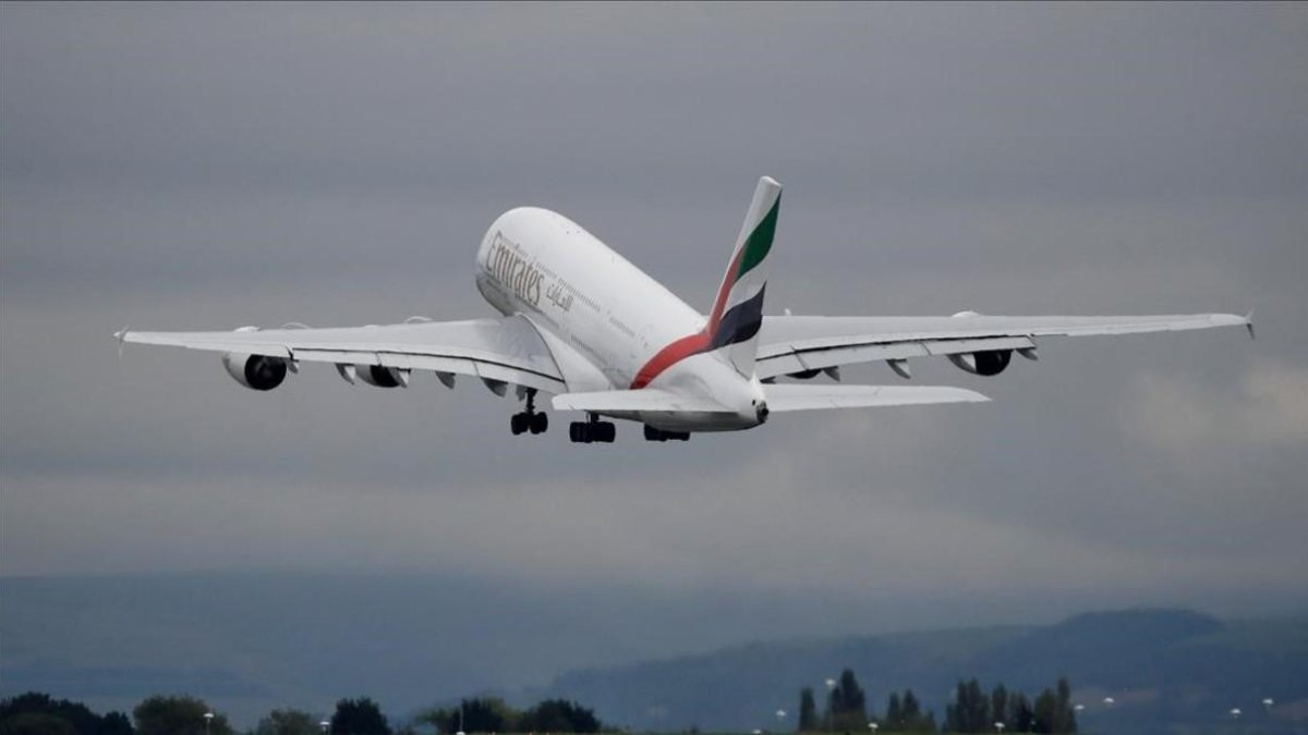 Avión de Emirates despegando en Manchester