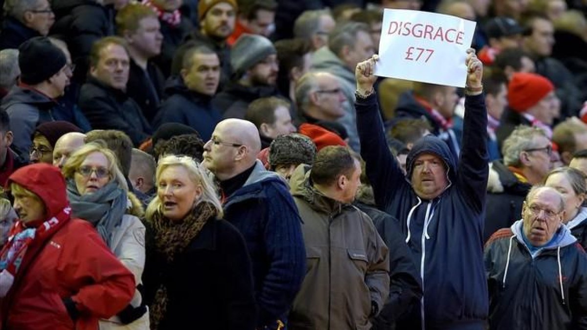 Aficionados del Liverpool abandonan el estadio como protesta por los precios